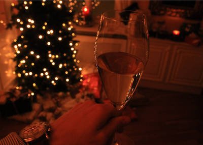 Abhängen und Wein trinken an Weihnachten
